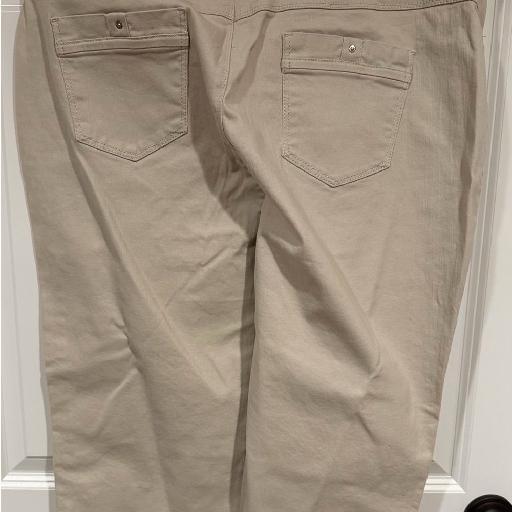 NWT Women’s Size 16 Gloria Vanderbilt Natural Sand Patty Belted Capri - Picture 4 of 6